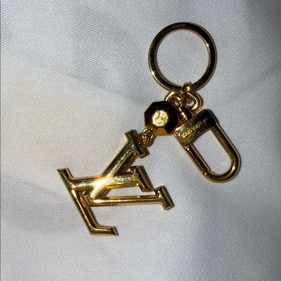 💯 authentic Louis Vuitton Gold LV Logo Keychain come with box and dust bag - Picture 4 of 5
